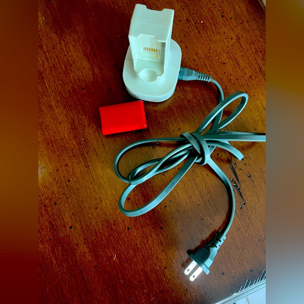 Xbox 360 battery charger with 1 battery.